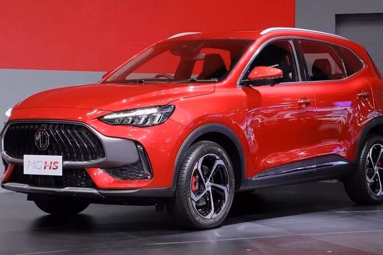 Cụ thể, một số nhân viên kinh doanh cho hay, mẫu xe SUV MG HS 2023 dự kiến tung ra thị trường Việt Nam vào tháng 8 tới, với 2 phiên bản Trophy và Sport. Xe có giá bán dự kiến từ 750-900 triệu đồng. Đối thủ cạnh tranh của MG HS 2023 tại Việt Nam có Mazda CX-5, Hyundai Tucson, Kia Sportage và mẫu Haval H6 vừa ra mắt.