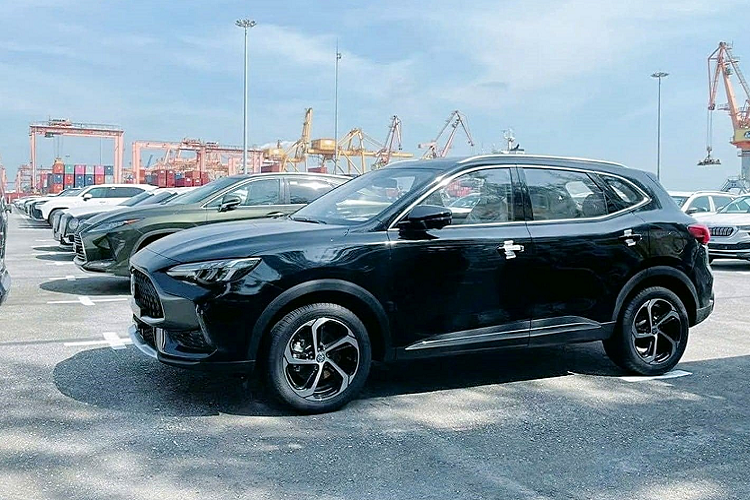 Ở lần trở lại thị trường Việt Nam này, MG HS 2023 nhập khẩu nguyên chiếc từ nhà máy lắp ráp ở Thái Lan. Với nguồn gốc xuất xứ mới, không phải từ Trung Quốc như bản cũ. Đổi nơi nhập khẩu, mẫu xe CUV dự kiến có giá bán thấp hơn, kỳ vọng sẽ có thay đổi tích cực với doanh số tốt hơn.