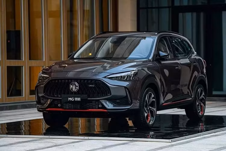 Phần nội thất của MG HS mới giữ nguyên cách sắp xếp như bản cũ. Xe có màn hình tốc độ kỹ thuật số, màn hỉnh giải trí cảm ứng 10 inch, điều hòa tự động, phanh tay điển tử... Hiện chưa rõ những nâng cấp về trang bị trên HS mới dành cho thị trường Việt Nam.