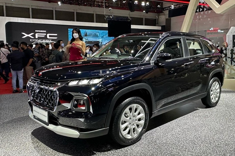 Bên sườn, mẫu xe SUV Suzuki Grand Vitara 2023 được trang bị vòm bánh "cơ bắp", đường vai xe chếch lên ở cột C, gương chiếu hậu gập chỉnh điện và bộ vành 17 inch với thiết kế thay đổi theo phiên bản. Trên vòm bánh và sườn xe còn có nẹp nhựa màu đen theo truyền thống của phân khúc SUV.