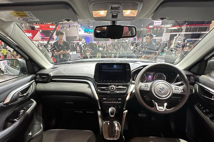 Xe không hề có những tính năng an toàn chủ động ADAS giống một số đối thủ cùng phân khúc như Honda HR-V hay Hyundai Creta. Nằm bên dưới nắp ca-pô của Suzuki Grand Vitara 2023 là hệ truyền động mild hybrid có tên Suzuki Smart Hybrid giống Ertiga Hybrid.