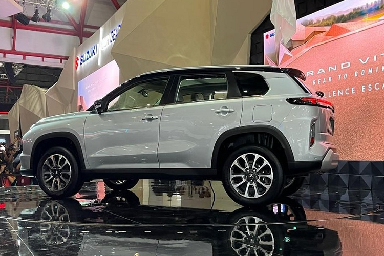 Điểm nhấn tiếp theo của xe là hệ thống đèn 2 tầng với dải đèn LED định vị ban ngày 3 bóng phía trên và đèn pha vuông vắn bên dưới. Ngoài ra, xe còn có hốc gió trung tâm hình lục giác và ốp cản trước màu bạc khỏe khoắn.