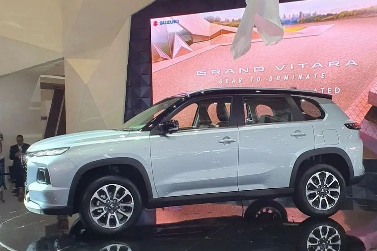 Là xe toàn cầu, mẫu SUV cỡ B này được phát triển dựa trên cơ sở gầm bệ Global C của Suzuki. Xe sở hữu chiều dài 4.345 mm, chiều rộng 1.795 mm, chiều cao 1.645 mm và chiều dài cơ sở 2.600 mm.Qua những hình ảnh chụp tại triển lãm IIMS 2023, có thể thấy Suzuki Grand Vitara thế hệ mới dành cho Đông Nam Á sở hữu thiết kế không khác gì xe ở Ấn Độ và Nam Phi.