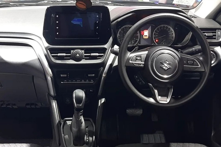 Trong khi đó, bản GX có thêm ghế/vô lăng bọc da, gương chiếu hậu chống chói tự động, màn hình cảm ứng trung tâm 9 inch và cửa sổ trời toàn cảnh Panorama. Thêm vào đó là đèn viền nội thất, màn hình hiển thị thông tin kính lái HUD và sạc không dây.