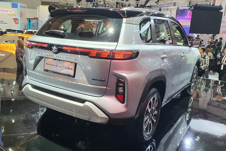 Tại thị trường Indonesia, Suzuki Grand Vitara 2023 có 2 phiên bản là GL và GX. Ở bản GL tiêu chuẩn, xe được trang bị vô lăng 3 chấu tích hợp phím chức năng và lẫy chuyển số thể thao, ghế bọc nỉ, bảng đồng hồ tích hợp màn hình màu đa thông tin TFT MID, màn hình cảm ứng trung tâm 7 inch cũng như tính năng ra lệnh bằng giọng nói.
