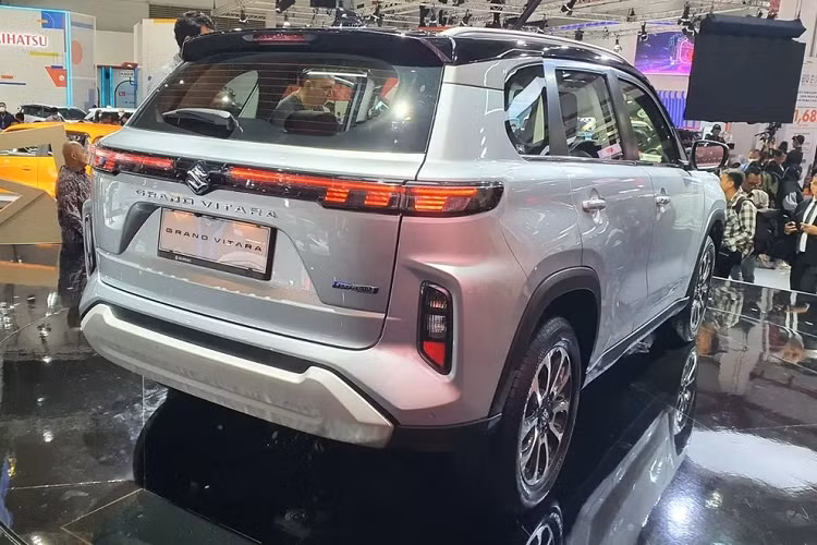 Tại thị trường Indonesia, Suzuki Grand Vitara 2023 có 2 phiên bản là GL và GX. Ở bản GL tiêu chuẩn, xe được trang bị vô lăng 3 chấu tích hợp phím chức năng và lẫy chuyển số thể thao, ghế bọc nỉ, bảng đồng hồ tích hợp màn hình màu đa thông tin TFT MID, màn hình cảm ứng trung tâm 7 inch cũng như tính năng ra lệnh bằng giọng nói.