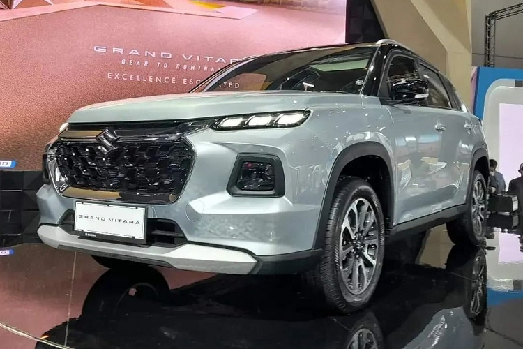 Được áp dụng ngôn ngữ thiết kế mới, mẫu SUV cỡ B này sở hữu lưới tản nhiệt NEXWave màu đen, được bao quanh bằng viền mạ crôm. Lưới tản nhiệt được tách riêng với khe gió hẹp phía trên bằng nẹp hình chữ "U", tích hợp logo của hãng Suzuki.