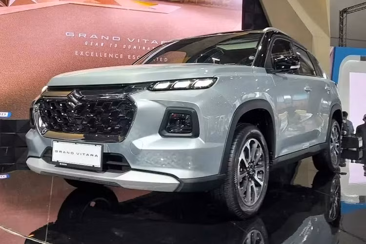 Được áp dụng ngôn ngữ thiết kế mới, mẫu SUV cỡ B này sở hữu lưới tản nhiệt NEXWave màu đen, được bao quanh bằng viền mạ crôm. Lưới tản nhiệt được tách riêng với khe gió hẹp phía trên bằng nẹp hình chữ "U", tích hợp logo của hãng Suzuki.