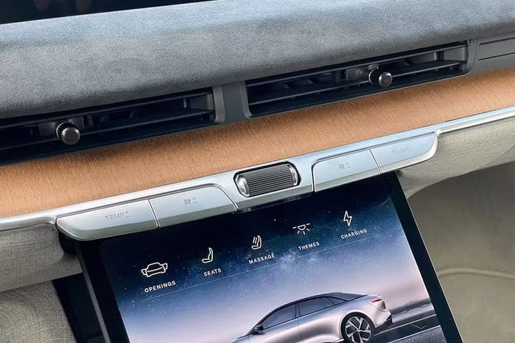 Ở trung tâm là cụm đồng hồ kỹ thuật số. Phần thứ ba là các tính năng thông tin giải trí và tập trung vào định vị, truyền thông và kết nối, có trợ lý ảo Amazon Alexa, tương thích Android Auto và Apple CarPlay. Người sử dụng cũng có thể truy cập các dịch vụ như Spotify và iHeartRadio.