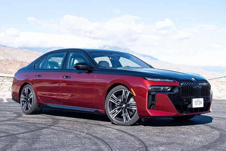  2. BMW 7 Series/i7 Những màn hình tựa lưng ghế trước đã trở thành “lỗi mốt” khi BMW 7 Series/i7 xuất hiện. Theo đó, BMW 7 Series/i7 được gọi là “rạp chiếu phim” di động khi được trang bị màn hình Theatre Screen có kích thước lên đến 31 inch dành riêng cho hành khách phía sau.