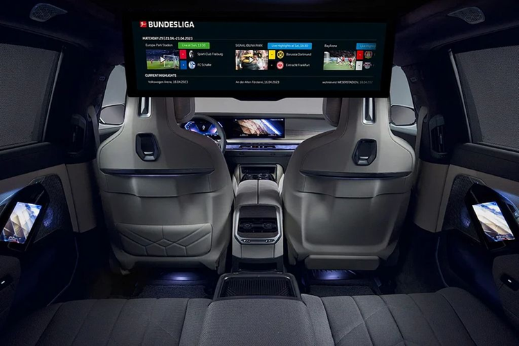 Màn hình Theatre Screen trên BMW 7 Series/i7 không chỉ lớn mà còn có độ phân giải 8K và khả năng xem các tỷ lệ khung hình 16:9, 21:9 hoặc 32:9 của rạp chiếu phim. Khả năng truyền phát video qua Amazon Fire TV hoặc các nguồn khác từ hàng ghế sau cực kỳ thoải mái của BMW là những điều chưa từng có trên các mẫu xe của hãng trước đây.