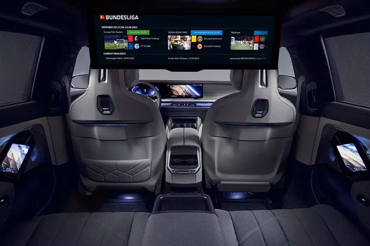 Màn hình Theatre Screen trên BMW 7 Series/i7 không chỉ lớn mà còn có độ phân giải 8K và khả năng xem các tỷ lệ khung hình 16:9, 21:9 hoặc 32:9 của rạp chiếu phim. Khả năng truyền phát video qua Amazon Fire TV hoặc các nguồn khác từ hàng ghế sau cực kỳ thoải mái của BMW là những điều chưa từng có trên các mẫu xe của hãng trước đây.