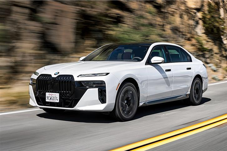 Chưa hết, BMW 7 Series/i7 còn có thể tự đỗ xe ở những làn đường chật hẹp bằng cách ghi nhớ các thao tác cần thiết, trần xe LED Panoramic Sky Lounge, bộ điều khiển kỹ thuật số được tích hợp ở cửa sau và trợ lý giọng nói cải tiến có thể thực hiện mệnh lệnh từ những người ngồi phía sau