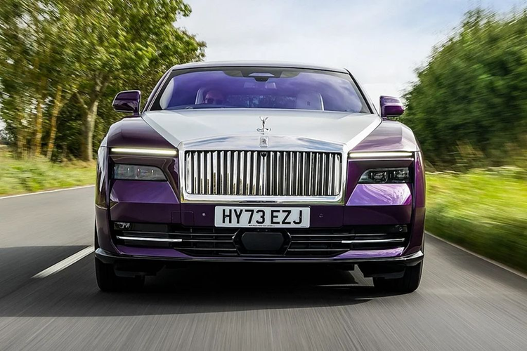 3. Rolls-Royce Spectre Việc Rolls-Royce lọt vào danh sách này là điều hoàn toàn dễ hiểu và giống như các mẫu xe chạy bằng động cơ đốt trong, Spectre có đầy đủ các tính năng tiên tiến và kết cấu tỉ mỉ. Theo Carbuzz, Rolls-Royce Spectre là mẫu xe có tính khí động học cao nhất từ trước đến nay.