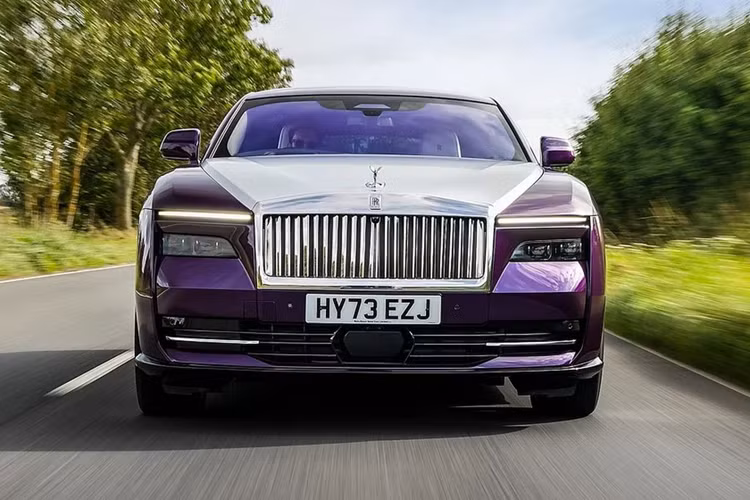  3. Rolls-Royce Spectre Việc Rolls-Royce lọt vào danh sách này là điều hoàn toàn dễ hiểu và giống như các mẫu xe chạy bằng động cơ đốt trong, Spectre có đầy đủ các tính năng tiên tiến và kết cấu tỉ mỉ. Theo Carbuzz, Rolls-Royce Spectre là mẫu xe có tính khí động học cao nhất từ trước đến nay.