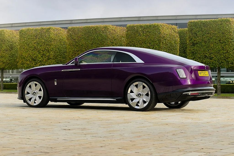 Hầu hết mọi thứ người dùng chạm vào đều được cấp điện, làm nóng hoặc giảm chấn hoàn hảo. Spectre có 141.200 chức năng gửi-nhận và hệ thống cáp kéo dài hơn bốn dặm để giữ cho tất cả các công nghệ hoạt động.