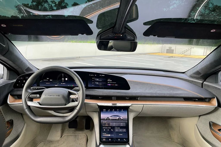 Hiện tại, Lucid Air là một trong những mẫu xe điện sạc nhanh nhất được bán với tốc độ sạc cao nhất là 300 kW. Nhờ cấu trúc sạc 900V+, bạn có thể tăng thêm phạm vi hoạt động 482 km chỉ trong 20 phút. Theo đó tổng phạm vi hoạt động của mẫu xe này là hơn 804 km, dẫn đầu ngành.