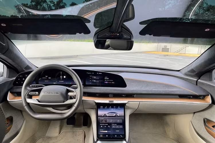 Hiện tại, Lucid Air là một trong những mẫu xe điện sạc nhanh nhất được bán với tốc độ sạc cao nhất là 300 kW. Nhờ cấu trúc sạc 900V+, bạn có thể tăng thêm phạm vi hoạt động 482 km chỉ trong 20 phút. Theo đó tổng phạm vi hoạt động của mẫu xe này là hơn 804 km, dẫn đầu ngành.