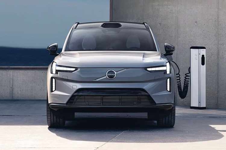  5. Volvo EX90 Giống như Lucid, Volvo cũng đã đầu tư rất nhiều vào công nghệ tự lái và không mẫu xe nào thể hiện rõ ràng được điều này hơn EX90. Volvo EX90 được trang bị một “tấm thân” an toàn với cảm biến LiDAR trên nóc xe. Cảm biến này bao gồm 5 radar, 8 camera và 16 cảm biến siêu âm.