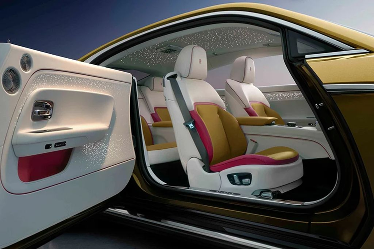 18 cảm biến được theo dõi khi vào cua, tất cả đều phối hợp với nhau để giữ cho xe thăng bằng trong khi giảm va chạm. Khi mở cửa bước vào bên trong cabin, người dùng sẽ được chào đón bởi 4.796 “ngôi sao”.