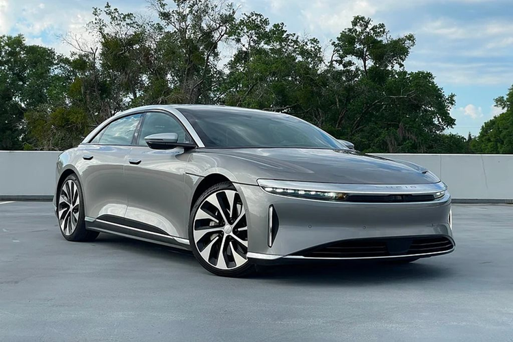  4. Lucid Air Theo Carbuzz, Lucid Air là xe công nghệ dẫn đầu về tốc độ và phạm vi sạc. Lucid Air được trang bị màn hình viền cong 34 inch với tên gọi "Glass Cockpit". Màn hình 5k này chia làm 3 khu vực khác nhau. Phía bên trái là hệ thống điều khiển đèn, cần gạt nước, và sưởi kính.