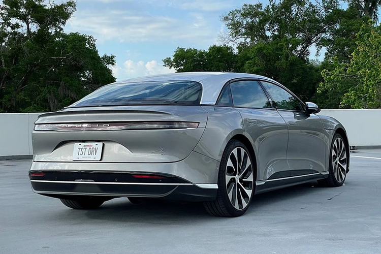 Hệ thống tự lái DreamDrive của Lucid Air cũng là một trang bị đáng chú ý. DreamDrive sở hữu tổng cộng 32 cảm biến, bao gồm cảm biến siêu âm, cảm biến radar, 18 camera, cảm biến LiDAR bán dẫn (solid-state) và các cảm biến theo dõi sự tập trung của người lái.