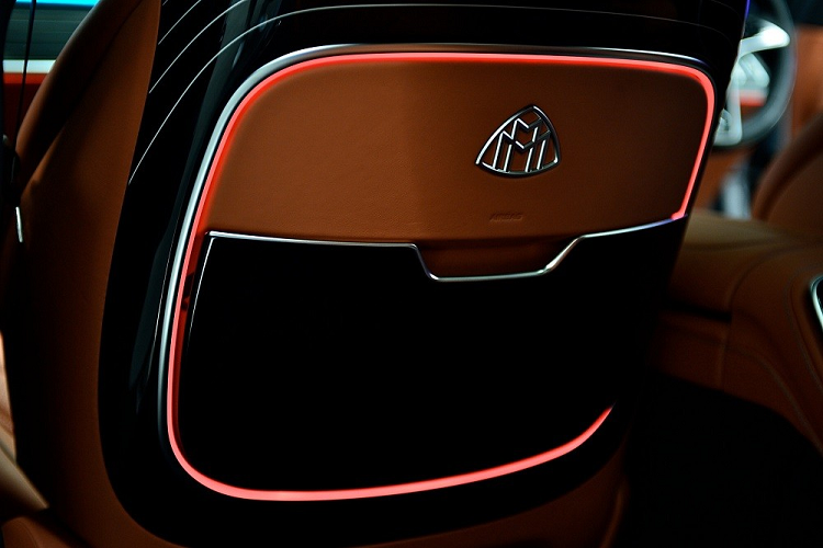 Ngoài ra, xe còn có gói trang bị ngoại thất AMG và kính cách âm, ngăn tia hồng ngoại. Bước vào bên trong Mercedes-Maybach S580e 2024, khách hàng Thái Lan sẽ bắt gặp những trang bị như vô lăng 3 chấu bọc da Nappa, tích hợp phím chức năng và tự điều chỉnh độ nặng/nhẹ theo tốc độ của xe. Bên cạnh đó là máy quét vân tay để nhận diện người lái, ghế bọc da Nappa, mặt táp-lô ốp gỗ, cụm điều khiển trung tâm màu đen bóng và trần xe bọc bằng chất liệu Dinamica.