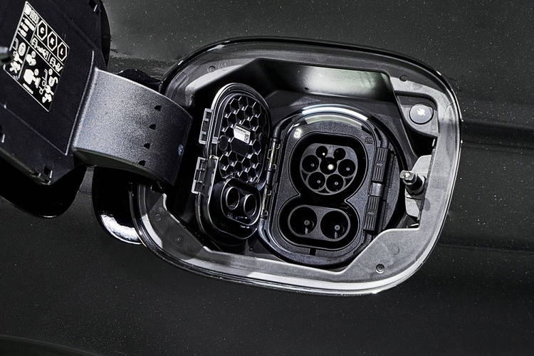 Theo đó, Mercedes-Maybach S580e 2024 lắp ráp tại Thái Lan sở hữu đèn pha Digital Light chiếu sáng theo góc đánh lái, dải đèn LED định vị ban ngày, đèn hậu LED với công nghệ sợi quang (fiber-optic), gương chiếu hậu gập điện/chỉnh điện/tích hợp đèn báo rẽ/đèn chào mừng chiếu logo của hãng xuống mặt đất, gương trái tự động chỉnh khi xe lùi, cần gạt nước tự động, tay nắm cửa ẩn, cửa cốp đóng/mở chỉnh điện rảnh tay...