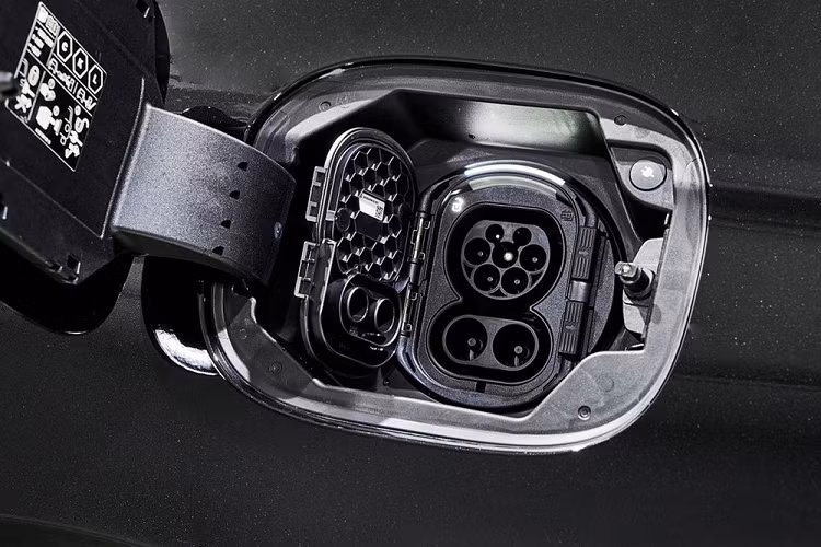 Theo đó, Mercedes-Maybach S580e 2024 lắp ráp tại Thái Lan sở hữu đèn pha Digital Light chiếu sáng theo góc đánh lái, dải đèn LED định vị ban ngày, đèn hậu LED với công nghệ sợi quang (fiber-optic), gương chiếu hậu gập điện/chỉnh điện/tích hợp đèn báo rẽ/đèn chào mừng chiếu logo của hãng xuống mặt đất, gương trái tự động chỉnh khi xe lùi, cần gạt nước tự động, tay nắm cửa ẩn, cửa cốp đóng/mở chỉnh điện rảnh tay...