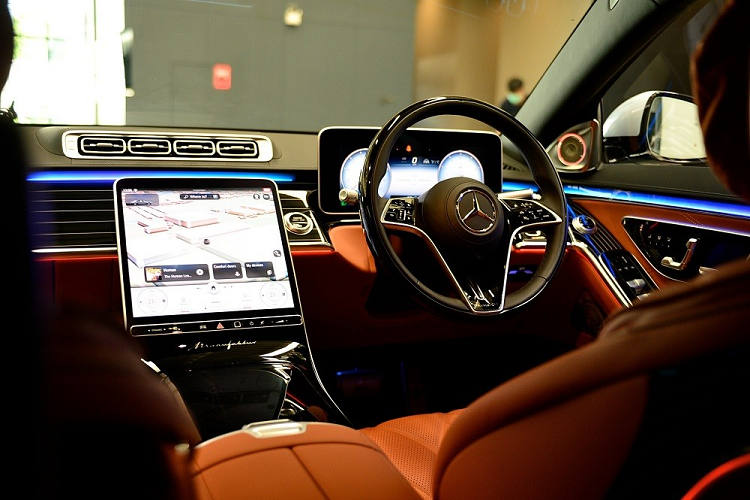 Trang bị an toàn của Mercedes-Maybach S580e 2024 cũng "nhiều như mây" với gói công nghệ Driving Assistant System, bao gồm hệ thống giữ khoảng cách an toàn chủ động Distronic, hỗ trợ giữ làn đường chủ động, hỗ trợ đánh lái chủ động với tính năng cảnh báo khi người điều khiển thả tay khỏi vô lăng, hỗ trợ dừng khẩn cấp và phanh tự động khi phát hiện ô tô/mô tô/người đi bộ.