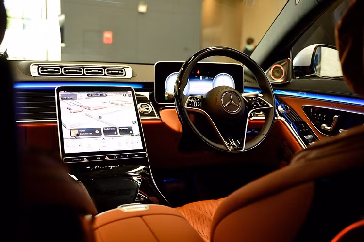 Trang bị an toàn của Mercedes-Maybach S580e 2024 cũng "nhiều như mây" với gói công nghệ Driving Assistant System, bao gồm hệ thống giữ khoảng cách an toàn chủ động Distronic, hỗ trợ giữ làn đường chủ động, hỗ trợ đánh lái chủ động với tính năng cảnh báo khi người điều khiển thả tay khỏi vô lăng, hỗ trợ dừng khẩn cấp và phanh tự động khi phát hiện ô tô/mô tô/người đi bộ.