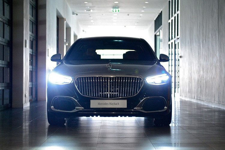 Tại thị trường Thái Lan, Mercedes-Maybach S580e 2024 chỉ có 3 màu sơn tiêu chuẩn là đen, xanh dương và xanh lục. Với 2 màu trắng và vàng cát, khách hàng Thái Lan phải trả thêm tiền. Hiện chưa rõ sau Thái Lan, Mercedes-Maybach S580e 2024 có được nhập khẩu về Việt Nam hay không. Hiện dòng Mercedes-Benz S-Class đang bán tại Việt Nam chính là xe nhập khẩu nguyên chiếc từ Thái Lan.
