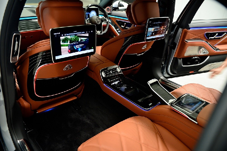 Lưng ghế trước được tích hợp 2 màn hình gối để phục vụ hành khách phía sau. Trong khi đó, hàng ghế sau đi kèm bàn gấp, 2 tai nghe không dây, bệ đỡ bắp chân, tính năng massage và rèm che nắng chỉnh điện. Cuối cùng là tính năng khởi động máy từ xa kiêm tự động bật điều hòa.