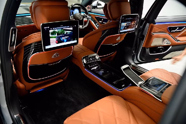 Lưng ghế trước được tích hợp 2 màn hình gối để phục vụ hành khách phía sau. Trong khi đó, hàng ghế sau đi kèm bàn gấp, 2 tai nghe không dây, bệ đỡ bắp chân, tính năng massage và rèm che nắng chỉnh điện. Cuối cùng là tính năng khởi động máy từ xa kiêm tự động bật điều hòa.