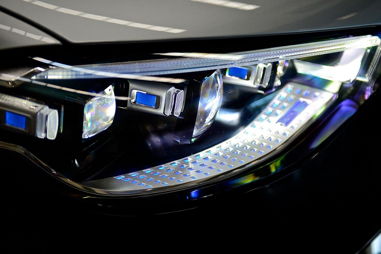 Chưa hết, mẫu xe siêu sang này còn được trang bị bảng đồng hồ kỹ thuật số với 3 giao diện, màn hình cảm ứng trung tâm OLED 12,8 inch, hệ thống định vị với thông tin giao thông thời gian thực, sạc điện thoại không dây dành cho cả 2 hàng ghế... Hệ thống đèn viền LED nhiều màu, tính năng điều khiển bằng giọng nói, điều khiển bằng cử chỉ, cửa tự hít... hệ thống âm thanh Burmester 3D Surround Sound 15 loa và hệ thống điều hòa tự động Thermotronic 4 vùng.