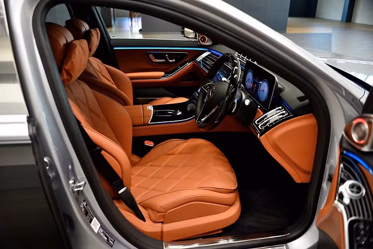 Bên cạnh hệ truyền động tiết kiệm xăng, Mercedes-Maybach S580e 2024 còn có những chi tiết ngoại thất riêng như cổng sạc nằm ở chắn bùn sau bên trái và điểm nhấn màu xanh dương trong đèn pha. Trong khi đó, những trang bị còn lại của xe không khác gì các phiên bản còn lại trong dòng Mercedes-Maybach S-Class.