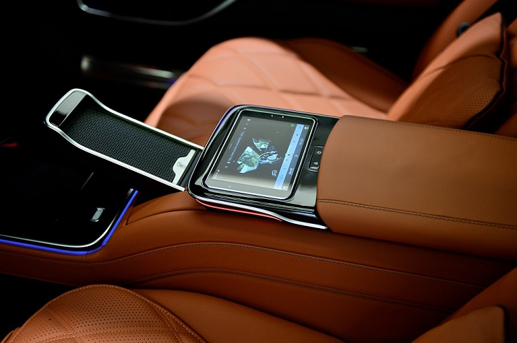 Bên cạnh đó là hệ thống cảnh báo điểm mù, cảnh báo va chạm khi mở cửa, nhận biết biển báo giao thông, cảnh báo ngủ gật, hệ thống cảnh báo tiền va chạm phía trước/sau, hệ thống kiểm soát hành trình, hỗ trợ khởi hành ngang dốc, đèn pha thích ứng tự động, cảnh báo áp suất lốp và hỗ trợ đỗ xe chủ động.