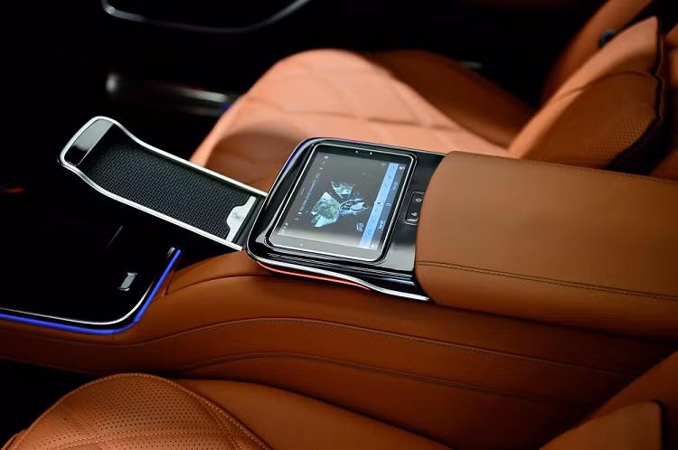 Bên cạnh đó là hệ thống cảnh báo điểm mù, cảnh báo va chạm khi mở cửa, nhận biết biển báo giao thông, cảnh báo ngủ gật, hệ thống cảnh báo tiền va chạm phía trước/sau, hệ thống kiểm soát hành trình, hỗ trợ khởi hành ngang dốc, đèn pha thích ứng tự động, cảnh báo áp suất lốp và hỗ trợ đỗ xe chủ động.