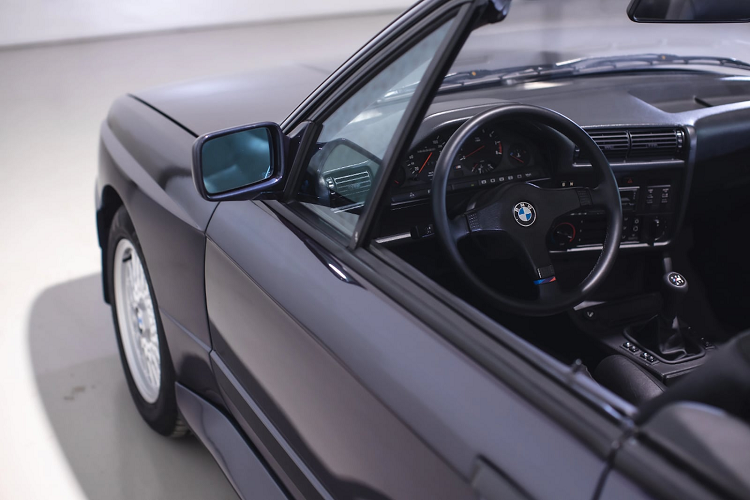 Bên trong, bảng điều khiển đèn Check Control khá tiên tiến trong thời kỳ này đã được kiểm tra hoạt động chính xác, đồng thời màn hình hiển thị nhiệt độ và máy tính bảng đã được thay thế. Vô lăng mới, ghế được làm sạch với tấm bọc đáy ghế trước mới và việc lắp đặt đài cassette BMW.