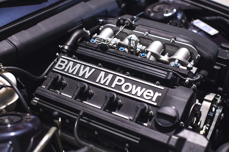 Bản thân phần thân xe đã được phục chế chuyên sâu, vì trước đó đã có vết rỉ sét dưới ngưỡng cửa, tấm đáy bên lái và bên trái, tất cả những vết này đều đã được loại bỏ. Khoang động cơ của xe đã được sơn lại và trang bị cách âm/cách nhiệt, đồng thời sửa chữa những chỗ hư hỏng ở lớp sơn. Phần mui mềm đã được thay mới. Bộ mâm xe nguyên bản cũng đã được tân trang lại.