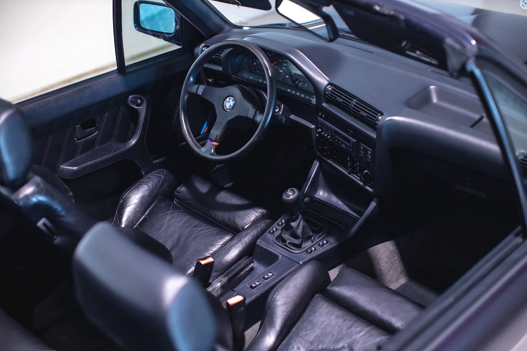 BMW M3 Convertible mui trần chưa bao giờ được bán chính thức ở Mỹ và cũng không bán chạy ở bất kỳ nơi nào khác. Vào thời điểm đó, ý tưởng về một chiếc xe mui trần kiểu này là không bình thường nên kém được ưa chuộng hơn những mẫu xe khác.