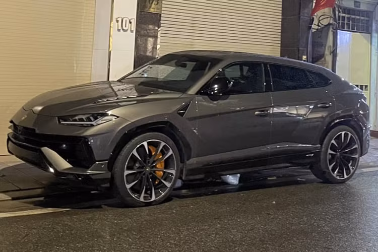 Mới đây, tại TP HCM đã bất ngờ xuất hiện một chiếc siêu SUV Lamborghini Urus S 2023 biển Hà Nội, thú vị ở chỗ, số lượng xe Lamborghini Urus S 2023 tại Việt Nam chỉ đếm trên đầu ngón tay, vì thế, không ít người cho rằng đây là xe mới về nước, đặc biệt là màu sơn.