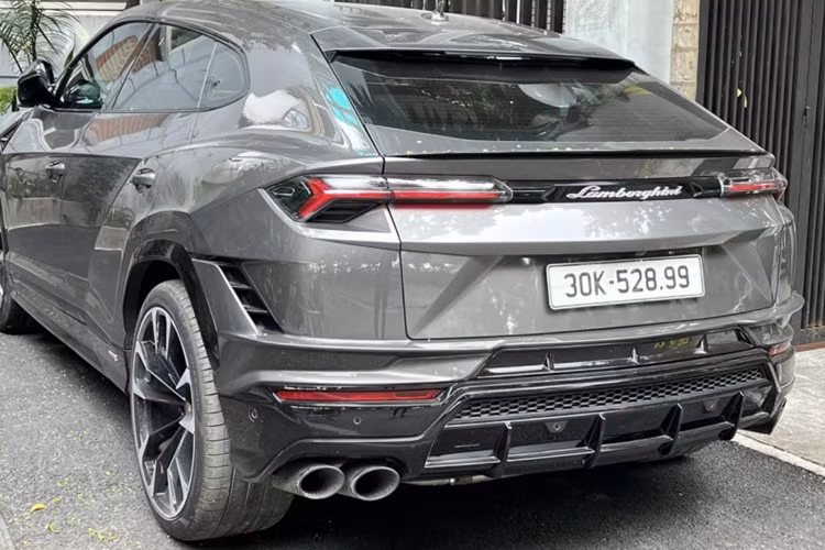 Cụ thể, chiếc siêu SUV Lamborghini Urus S 2023 này có màu tím ngọc trai, là 1 trong các bộ áo tùy chọn của hãng xe Lamborghini, tuy nhiên, sự thật không phải như vậy. Nếu không nhờ chiếc biển số 30K-528.99, chắc có lẽ nhiều người nghĩ màu tím ngọc trai chính là bộ áo "zin" của siêu SUV Lamborghini Urus S 2023 này.