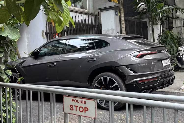 Xe sau vài tháng về nước đã được đăng ký biển số 30K-528.99, trúng đấu giá chỉ 50 triệu đồng. Lamborghini Urus S là 1 bản nâng cấp sau gần 5 năm ra mắt, điểm nhấn là việc thiết kế xe đã sửa đổi so với bản cũ, dễ thấy nhất nằm ở lưới tản nhiệt của xe, cũng như cản trước, đằng sau cũng có sự thay đổi nhẹ để tăng tính khí động học hơn cho xe.