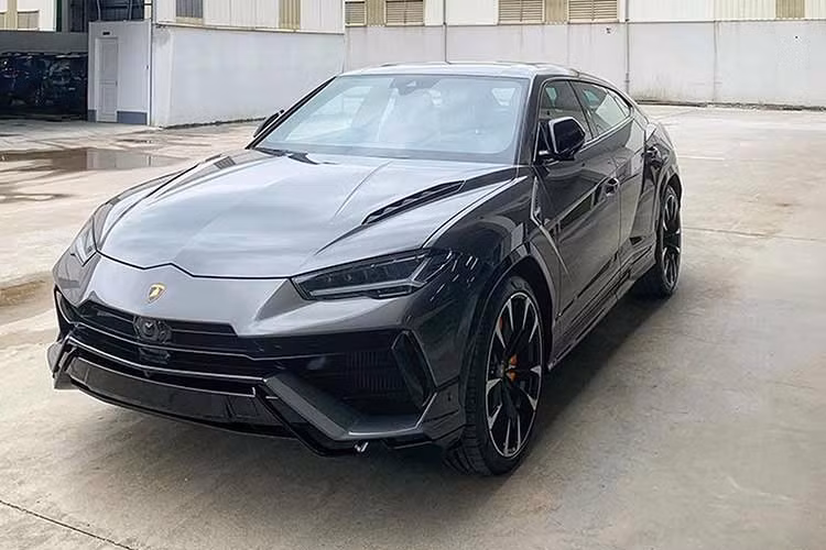 Điểm ấn tượng nhất của siêu SUV Lamborghini Urus bản nâng cấp giữa vòng đời chính là vẫn sử dụng khối động cơ V8, tăng áp kép, dung tích 4.0 lít như các xe Urus đang lăn bánh tại Việt Nam trước đó