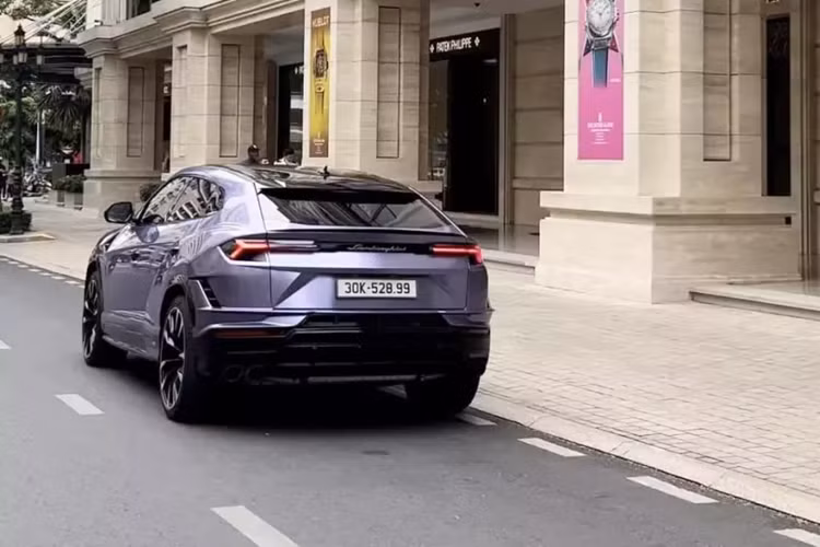 Đây cũng chính là xe Lamborghini Urus S đầu tiên được mang về Việt Nam. Cụ thể chiếc xe Lamborghini Urus S 2023 đeo biển 30K-528.99 này có màu nguyên bản là xám, cùng bộ mâm 23 inch thiết kế 5 chấu kép, sơn 2 tông màu tương phản, là đen và xám, cùng kẹp phanh màu cam.