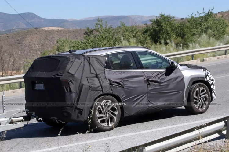 Ở phiên bản mới, xe vẫn được trang bị lưới tản nhiệt hình học, tích hợp dải đèn LED định vị ban ngày ẩn như trước. Tuy nhiên, thiết kế của 2 chi tiết này dự kiến sẽ được điều chỉnh so với phiên bản cũ. Có vẻ như lưới tản nhiệt của xe sẽ được thu nhỏ và đi kèm mắt lưới mới trong khi đèn LED định vị ban ngày có thiết kế mượt mà hơn.