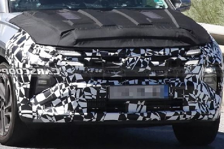 Tuy xe dùng để chạy thử được ngụy trang ở một số khu vực nhưng chúng ta vẫn có thể nhận ra một số chi tiết thiết kế mới của mẫu SUV cỡ C này. Cụ thể, Hyundai Tucson 2024 được trang bị phần đầu xe mới với thiết kế gợi liên tưởng đến mẫu xe bán tải cùng thương hiệu Santa Cruz.