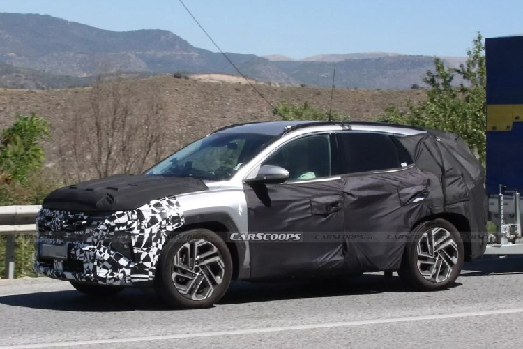 Nằm ở hai góc đầu xe tiếp tục là cụm đèn pha LED nhưng đã được cải tiến theo hướng góc cạnh hơn. Tiếp theo đó là bộ vành la-zăng mới với thiết kế 5 chấu kép bắt mắt. Khu vực sườn xe dự kiến sẽ không thay đổi nhiều so với trước vì đây chỉ là phiên bản nâng cấp giữa vòng đời.