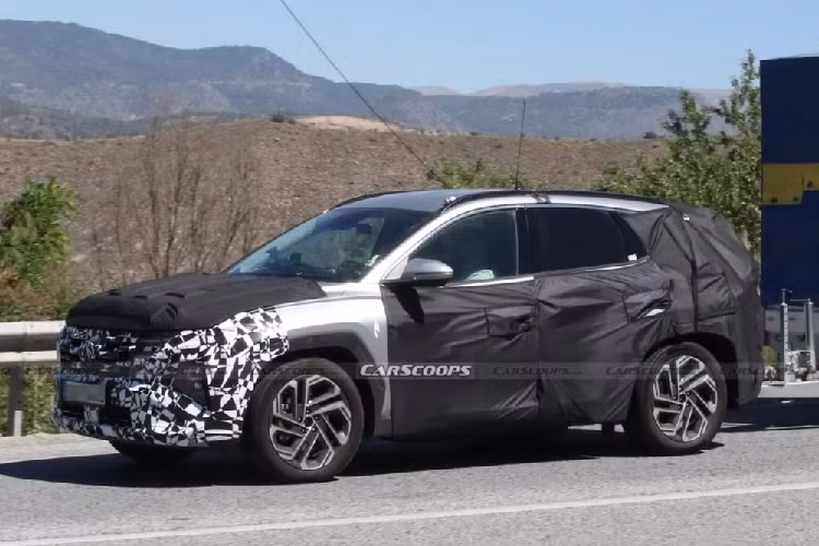 Nằm ở hai góc đầu xe tiếp tục là cụm đèn pha LED nhưng đã được cải tiến theo hướng góc cạnh hơn. Tiếp theo đó là bộ vành la-zăng mới với thiết kế 5 chấu kép bắt mắt. Khu vực sườn xe dự kiến sẽ không thay đổi nhiều so với trước vì đây chỉ là phiên bản nâng cấp giữa vòng đời.